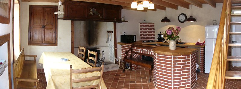 Grand séjour avec cuisine aménagée